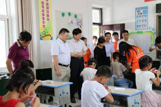 2 卓宇一行观摩课堂教学活动