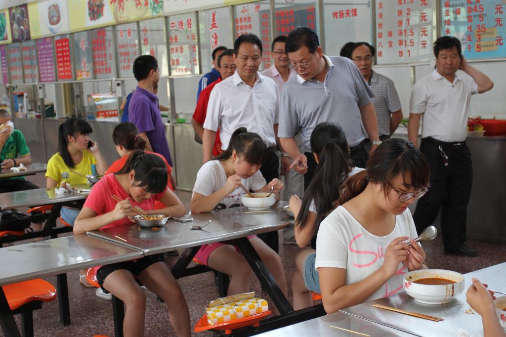 王院长视察学生食堂